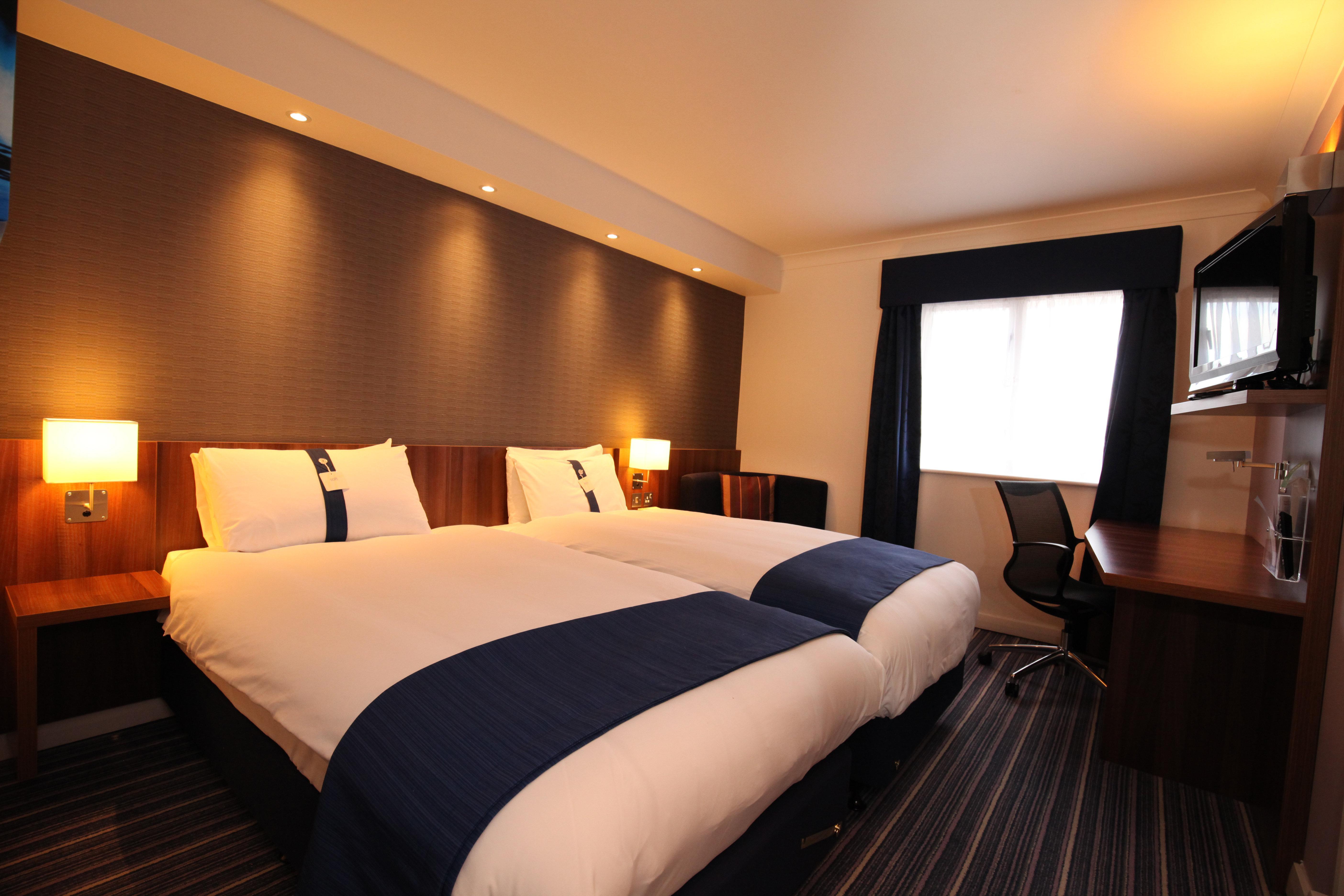 Holiday Inn Express London Gatwick Crawley, An Ihg Hotel Exterior photo