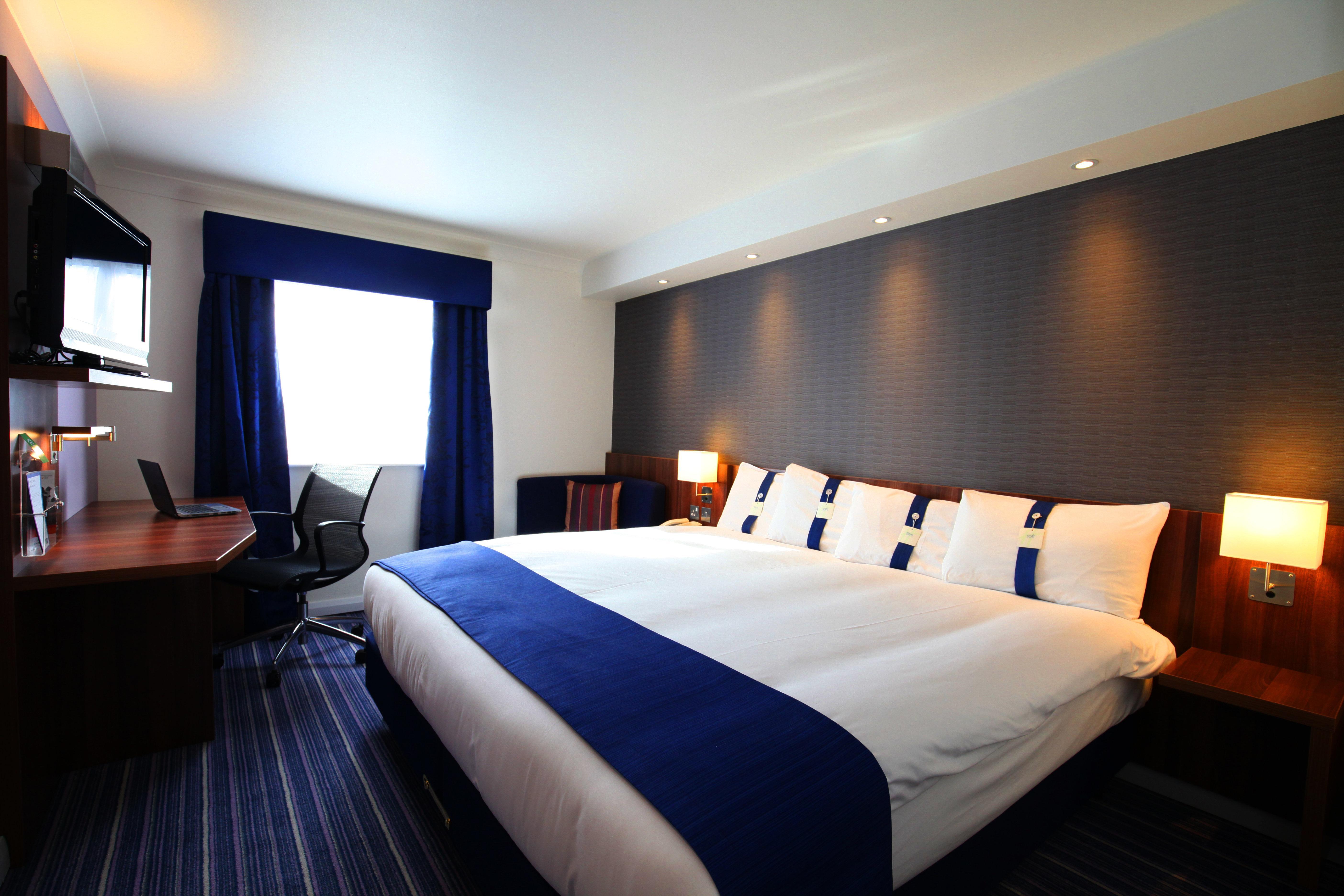 Holiday Inn Express London Gatwick Crawley, An Ihg Hotel Exterior photo