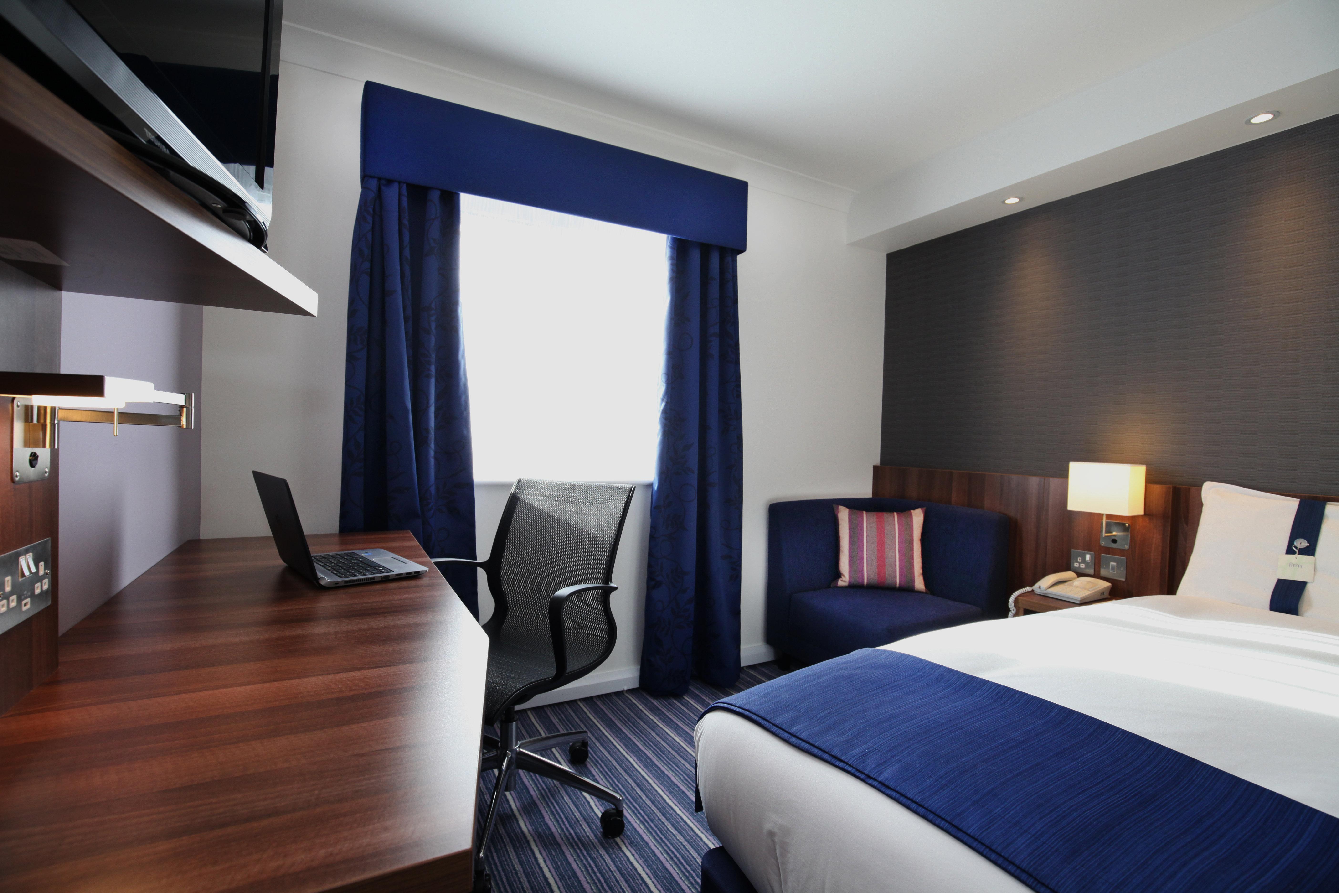 Holiday Inn Express London Gatwick Crawley, An Ihg Hotel Exterior photo