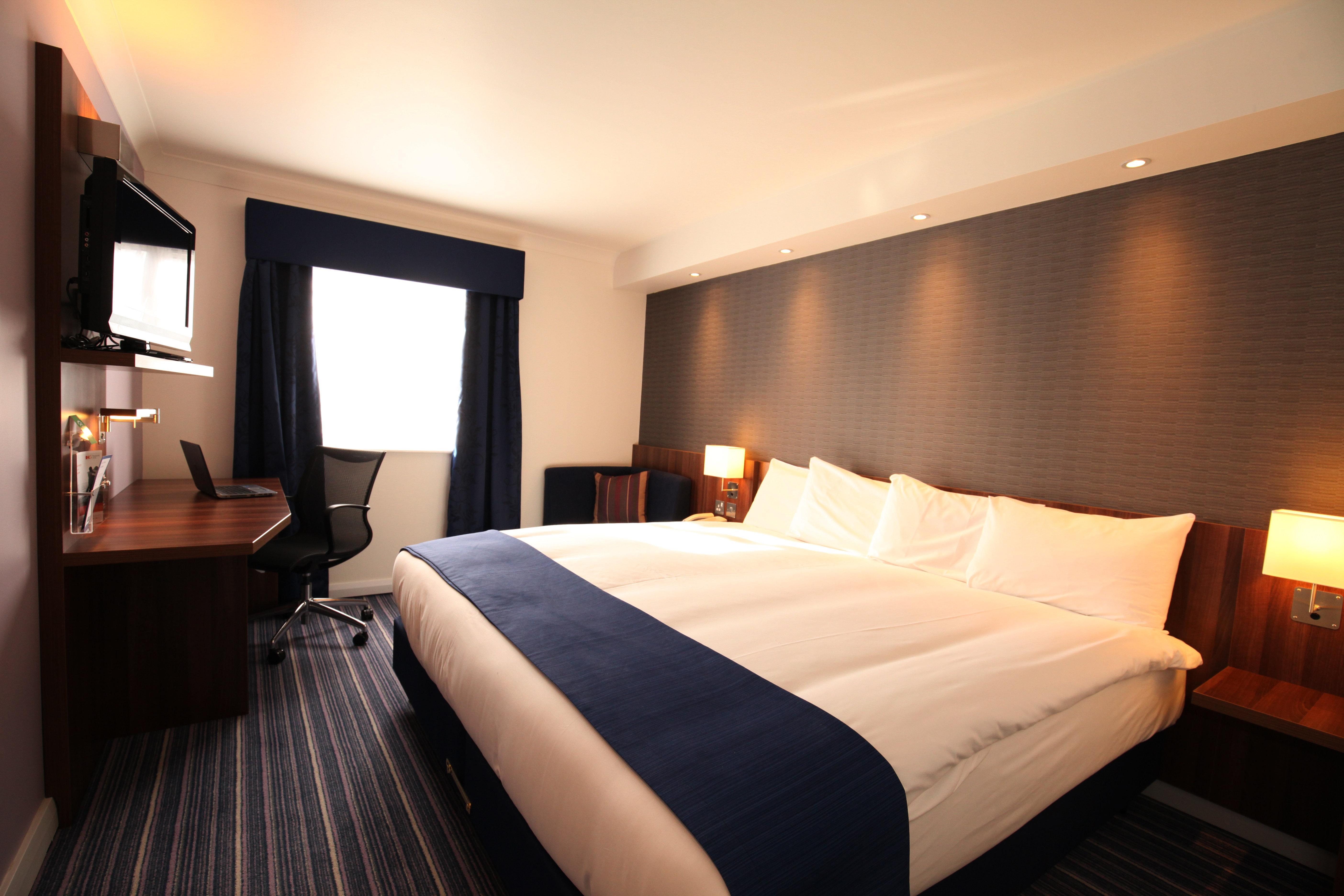 Holiday Inn Express London Gatwick Crawley, An Ihg Hotel Exterior photo