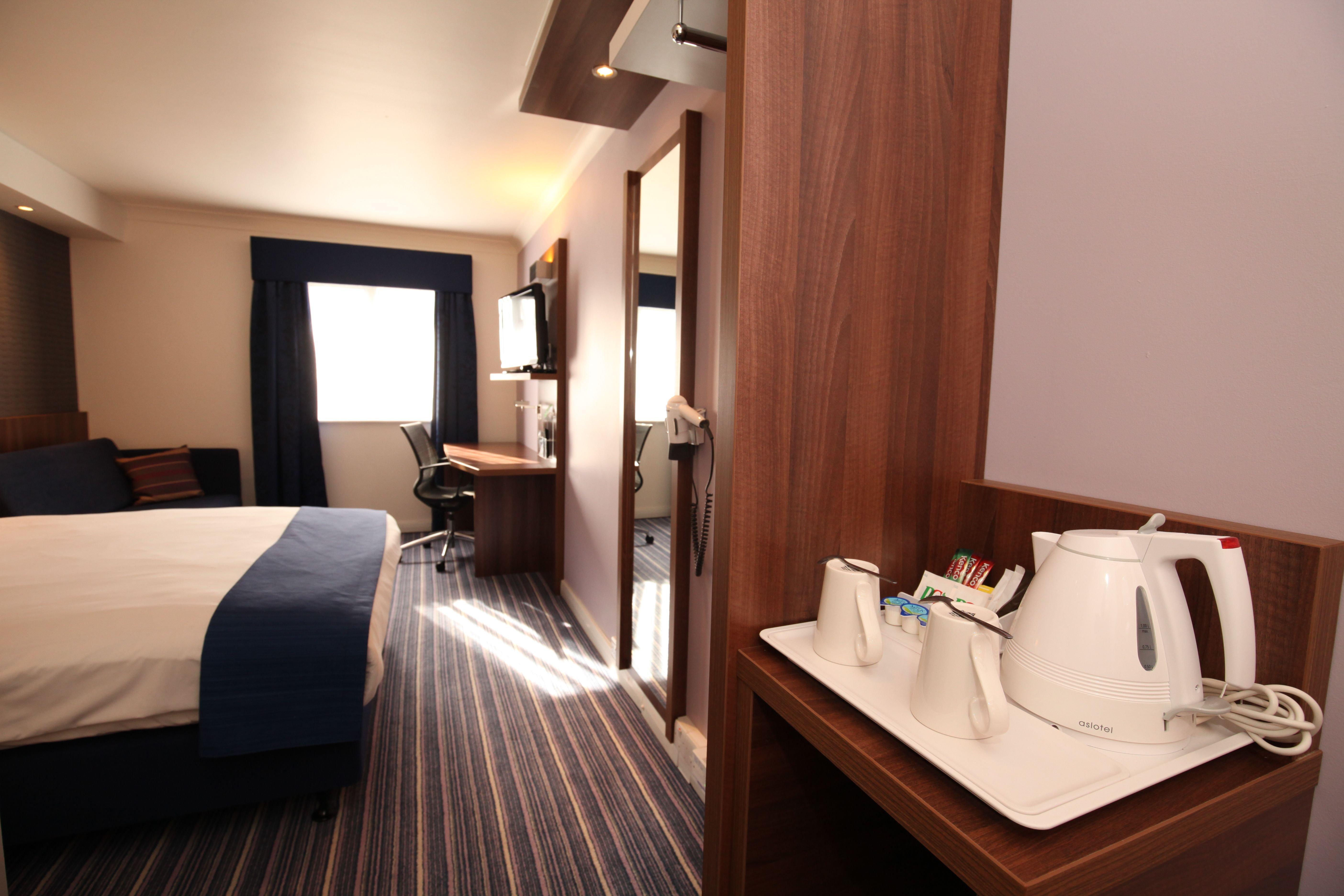 Holiday Inn Express London Gatwick Crawley, An Ihg Hotel Exterior photo