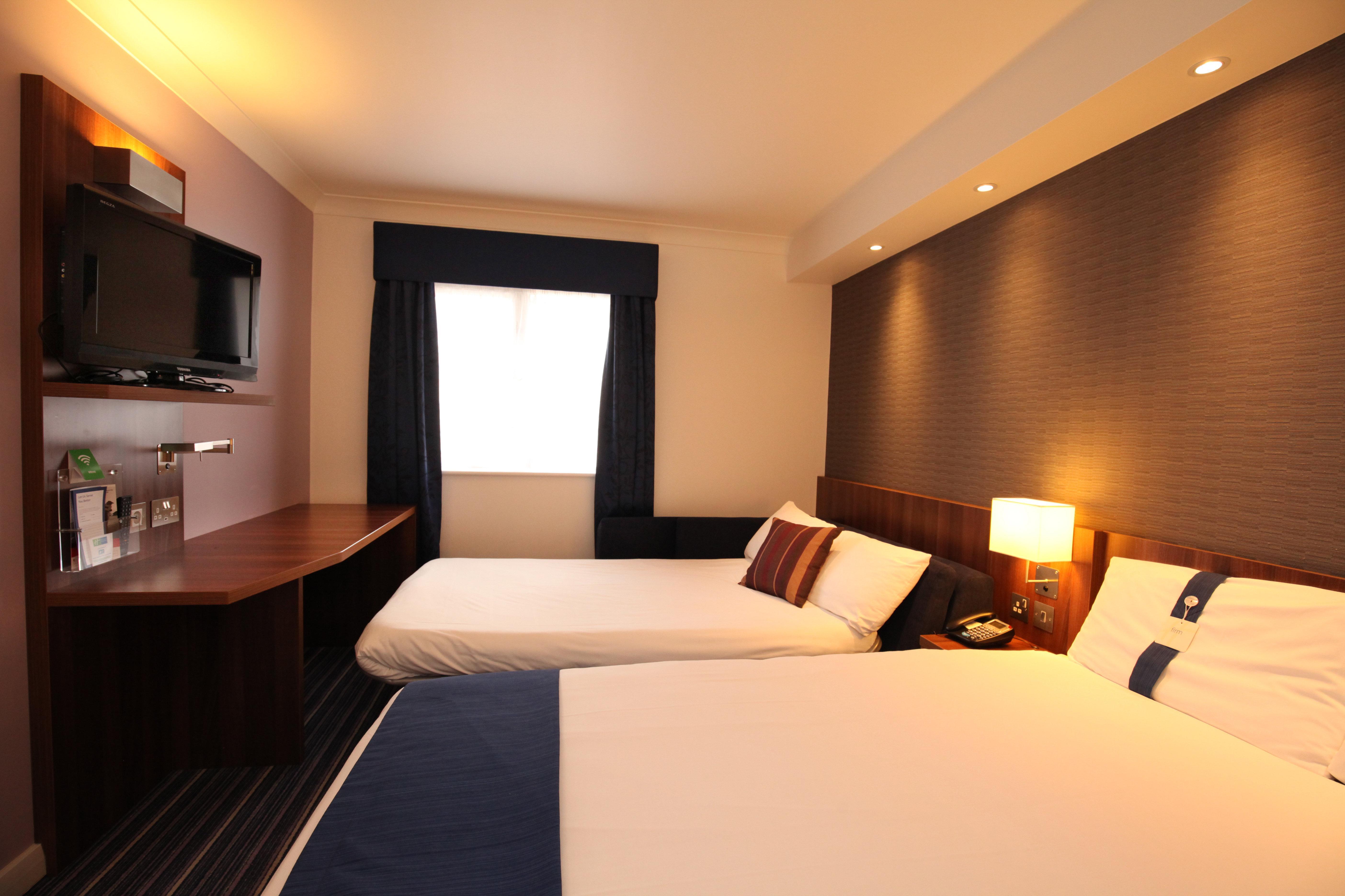 Holiday Inn Express London Gatwick Crawley, An Ihg Hotel Exterior photo