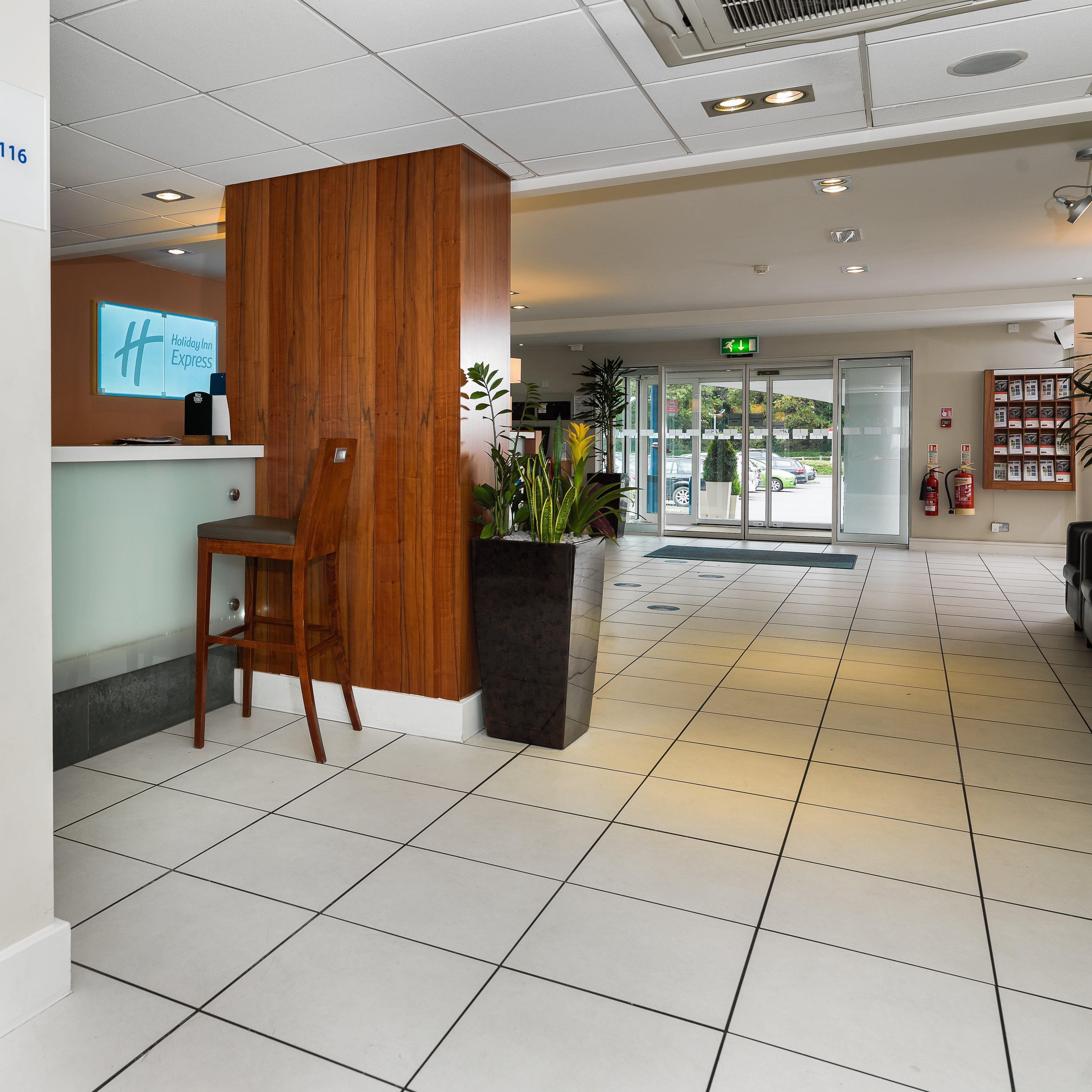 Holiday Inn Express London Gatwick Crawley, An Ihg Hotel Exterior photo