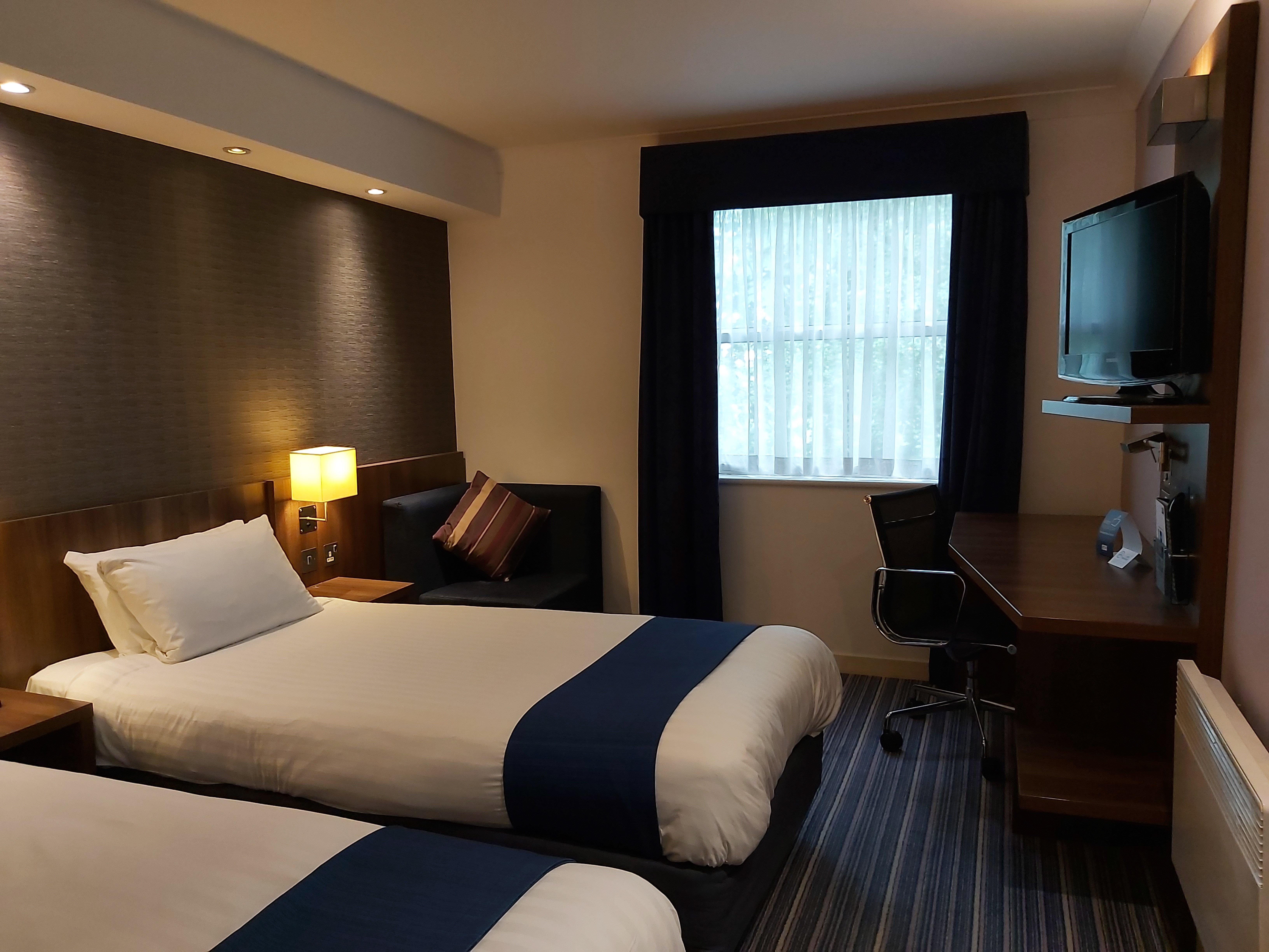 Holiday Inn Express London Gatwick Crawley, An Ihg Hotel Exterior photo
