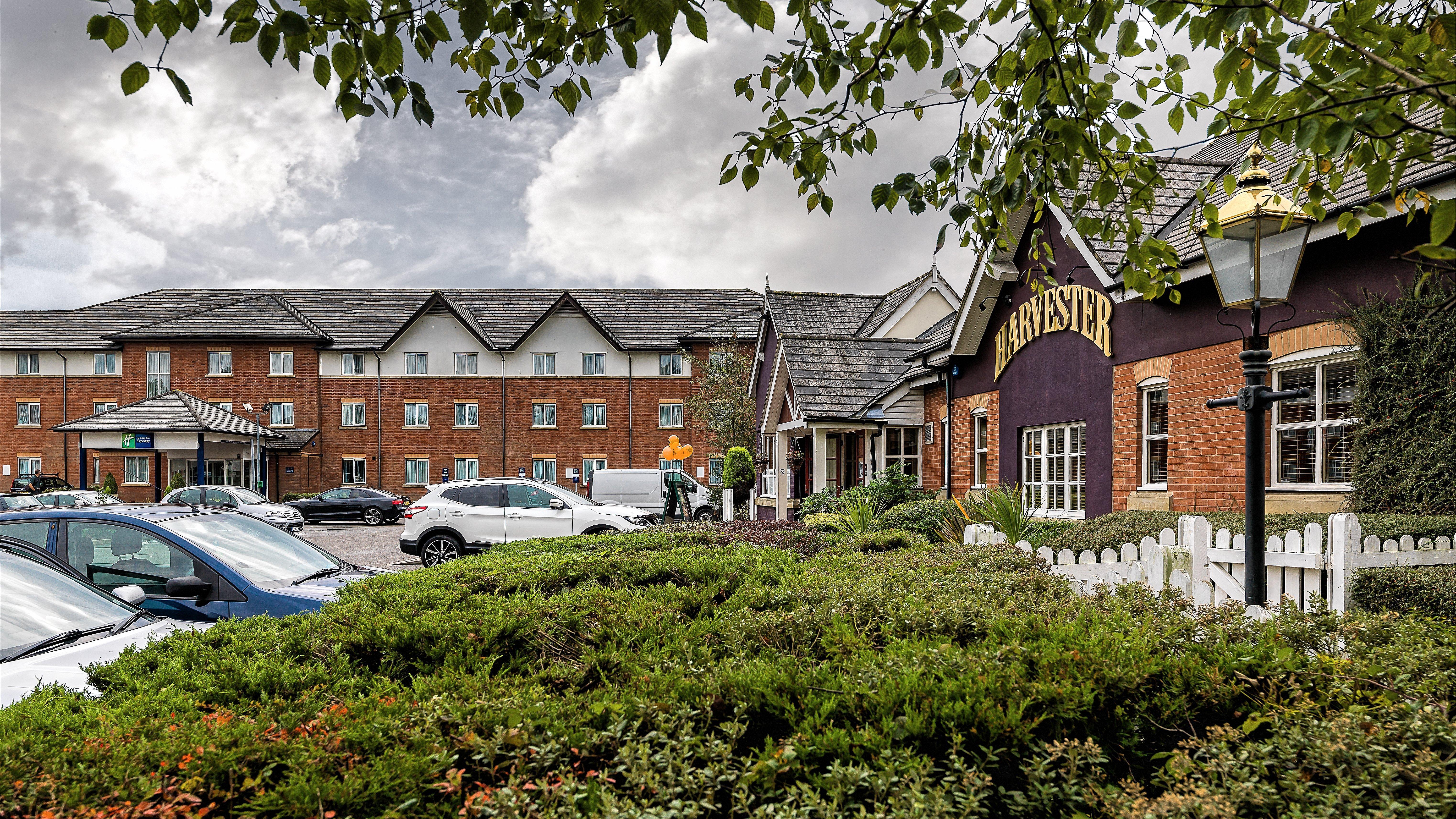 Holiday Inn Express London Gatwick Crawley, An Ihg Hotel Exterior photo