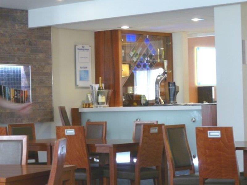 Holiday Inn Express London Gatwick Crawley, An Ihg Hotel Exterior photo