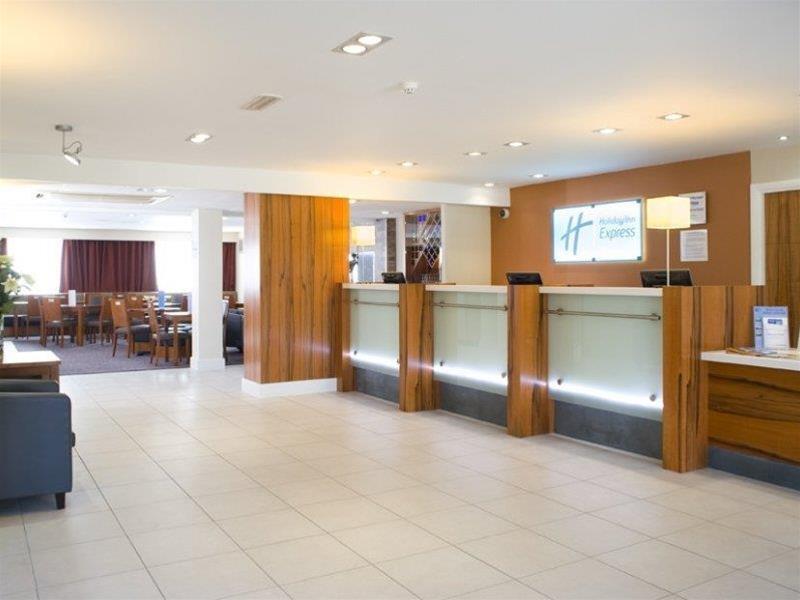 Holiday Inn Express London Gatwick Crawley, An Ihg Hotel Exterior photo