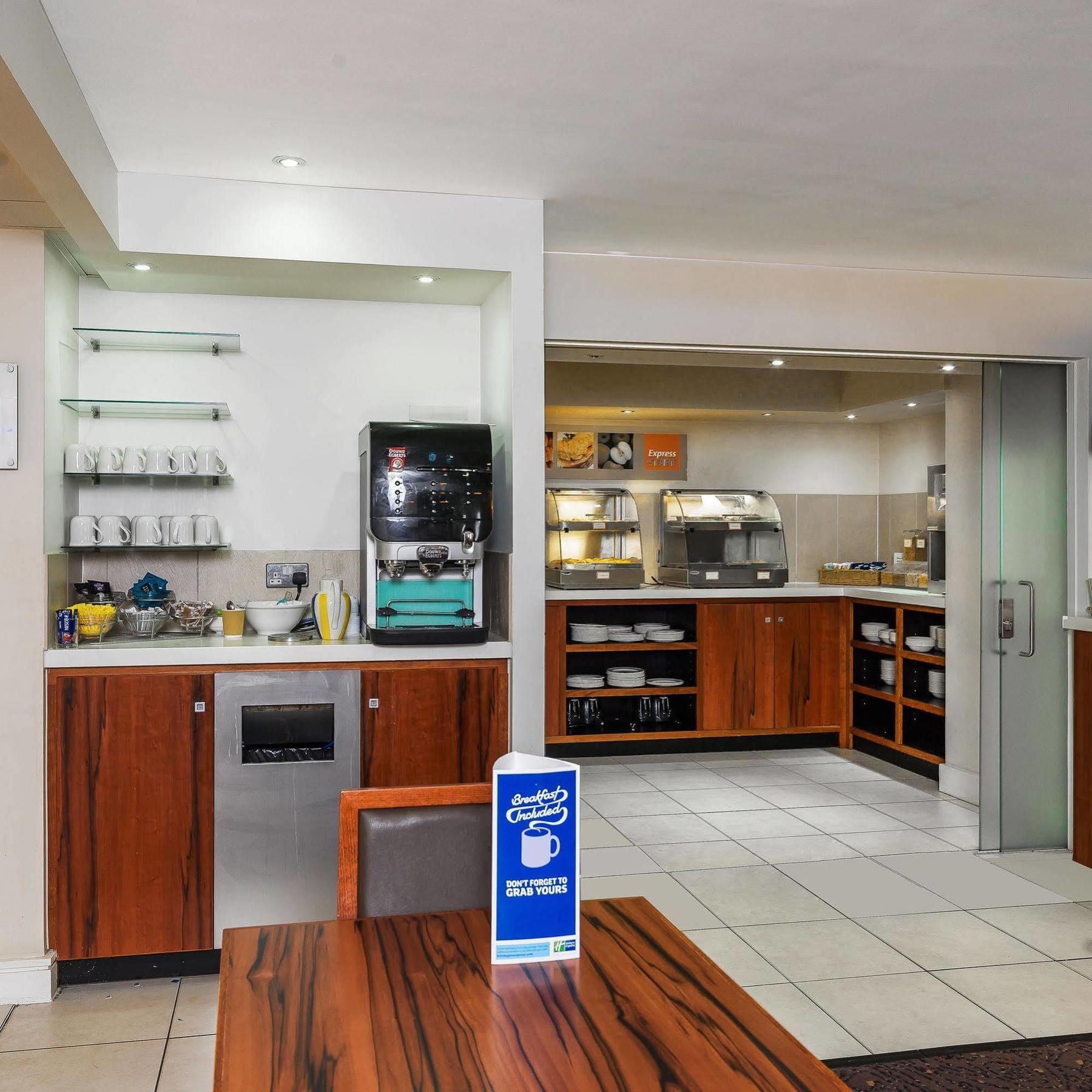 Holiday Inn Express London Gatwick Crawley, An Ihg Hotel Exterior photo