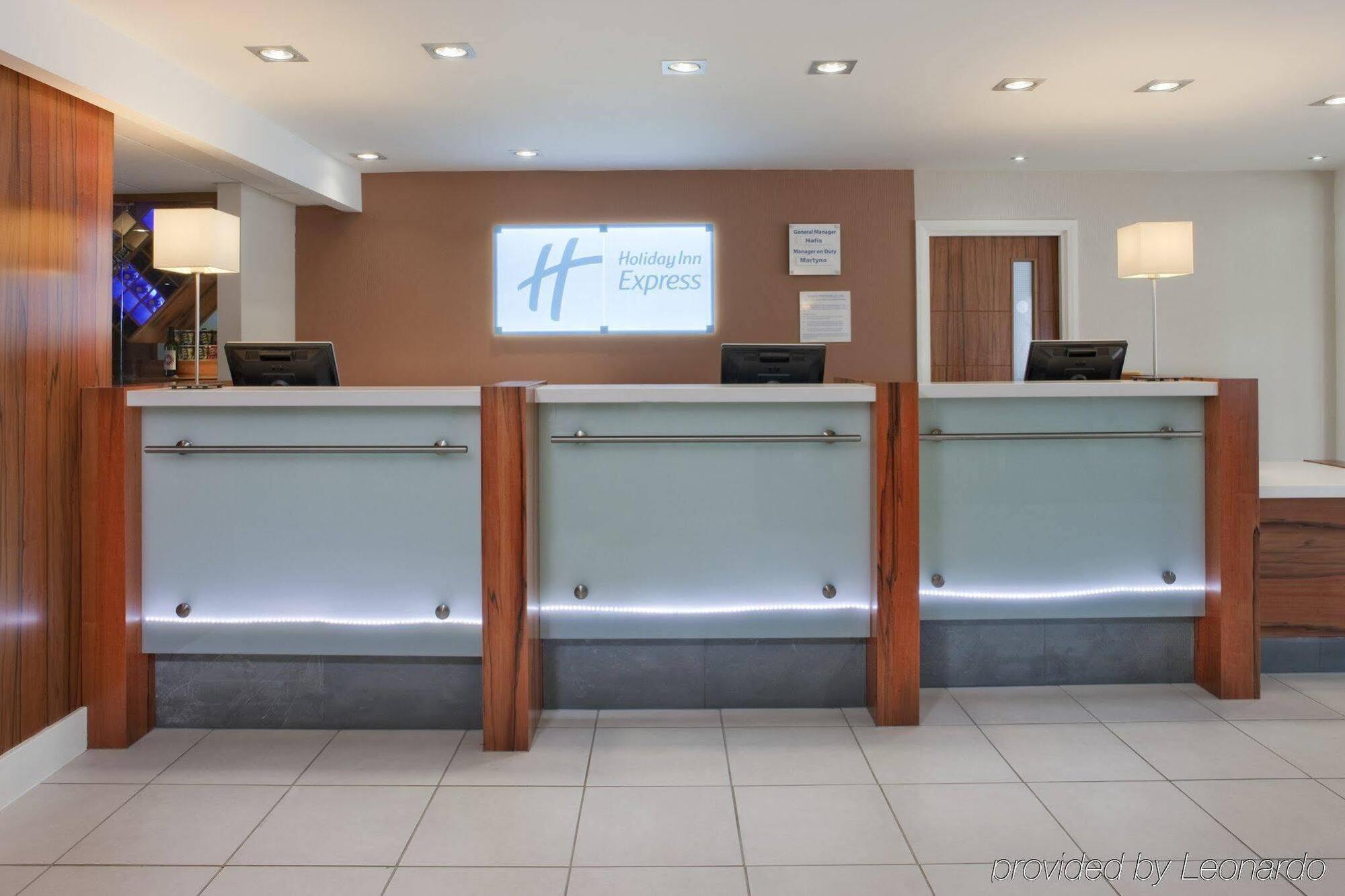 Holiday Inn Express London Gatwick Crawley, An Ihg Hotel Exterior photo